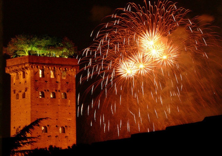 Luminara di Santa Croce a Lucca: la Torre Giunigi illuminata dai fuochi d'artificio