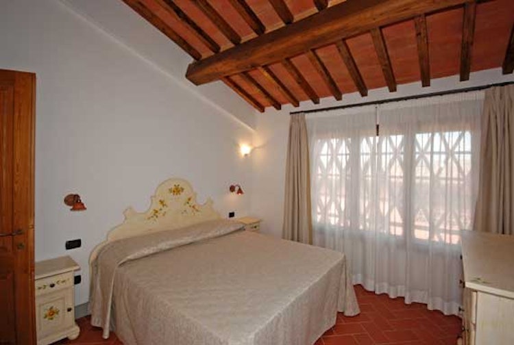 Comfortable and spacious bedrooms at Villa i Leoni