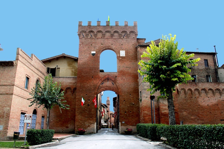 Between Montalcino and Siena, the town of Buonconvento