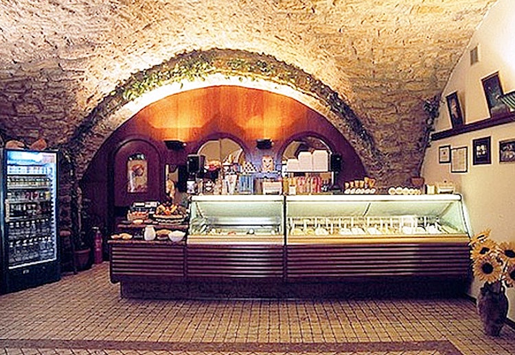 Fresh gelato at the bar Antica Delizia in Casteliina