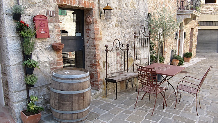 Small street in San Gusme