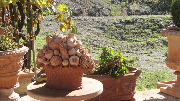 Handcrafted terracotta decorations and vases in Chianti