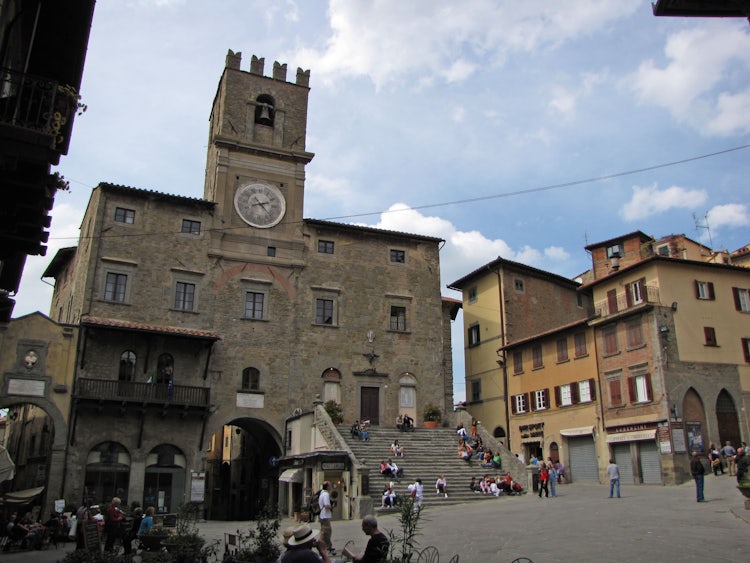 Romantic Holiday in Tuscany: Cortona Streets for Couples