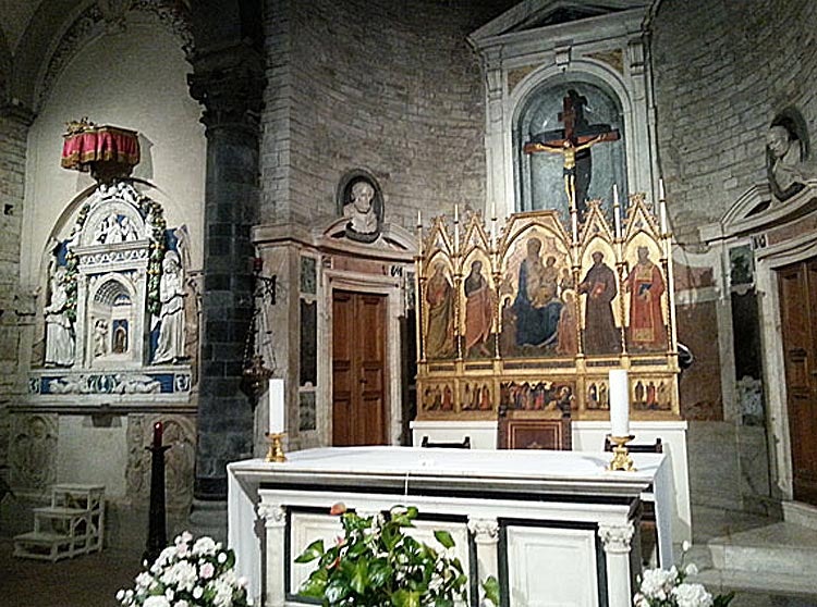 Altar and artwork in the church Borgo Apostoli