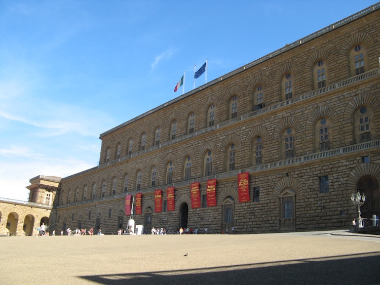 The magnificent Palazzo Pitti while touring the Diladdarno :: Visit Florence
