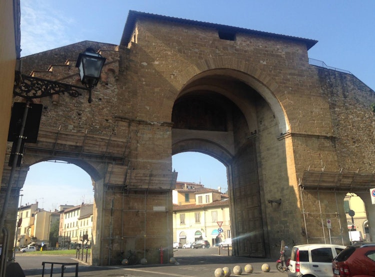 The impressive Porta Romana in the Diladdarno :: Visit Florence