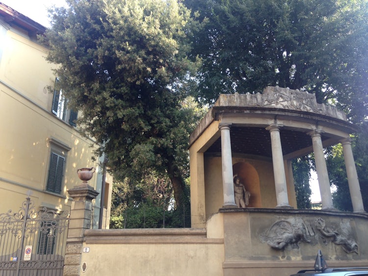 A glimpse of the Giardino Corsi while touring the Diladdarno :: Visit Florence