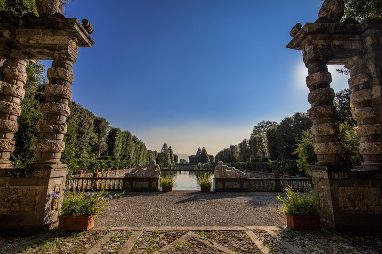 Villa Reale in Marlia, Lucca: Over 200 vases with lemon trees in the Lemon garden line this pond