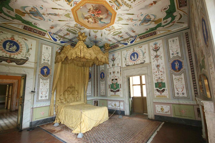 Bedroom suite and frescos at Villa Mansi