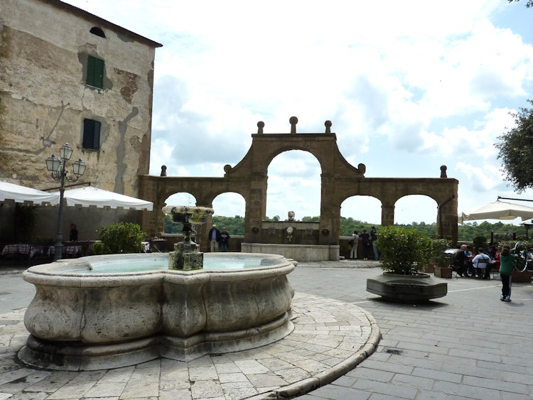 Visit Pitigliano in Tuscany: Wine, Scenery, Etruscans & Little Jerusalem