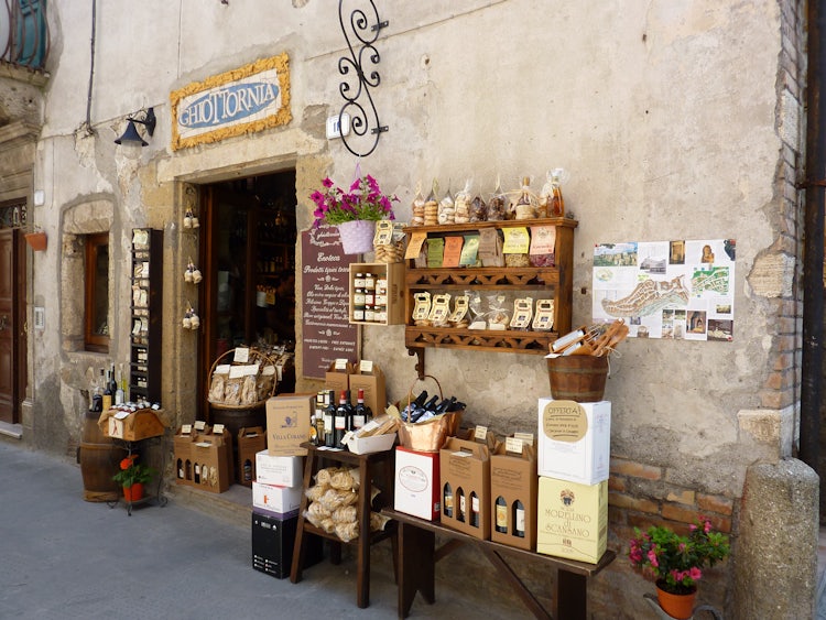 Visit Pitigliano in Tuscany: Wine, Scenery, Etruscans & Little Jerusalem