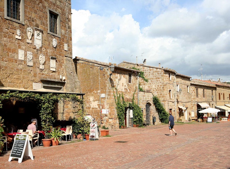 Sovana: The Prettiest Tuff Town in Tuscany