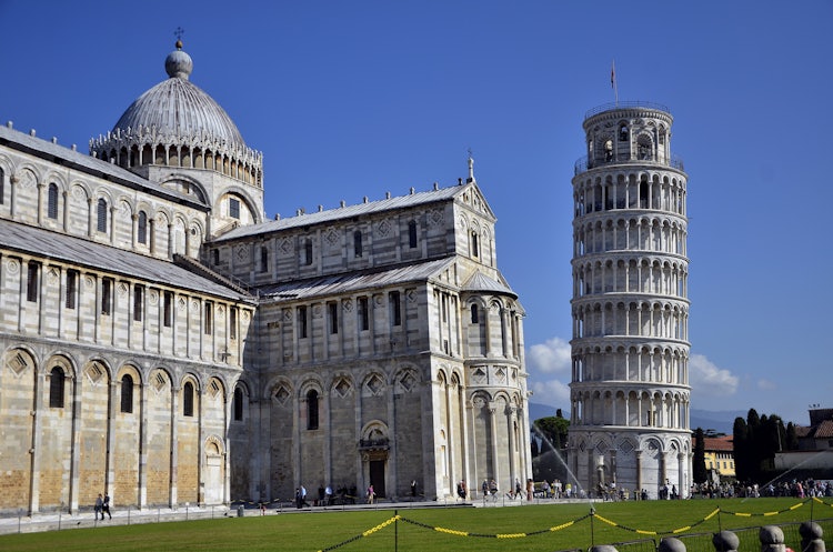 Plan a walking tour of the Piazza dei Miracoli