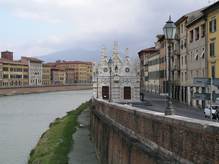 Mattinata di sole sul lungarno pisano 