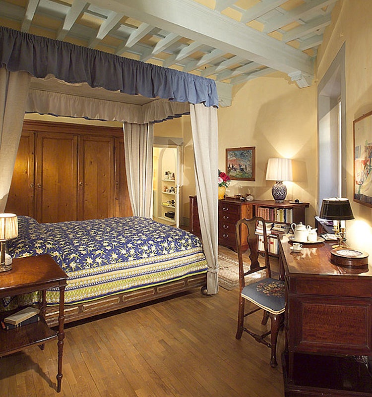 Classical Tuscan bedroom  decor in Florence