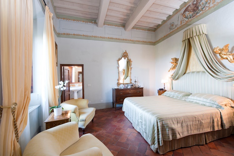 Elegant and comfortable bedrooms with lots of natural light at vacation villa rental Cabbiavoli in Castelfiorentino