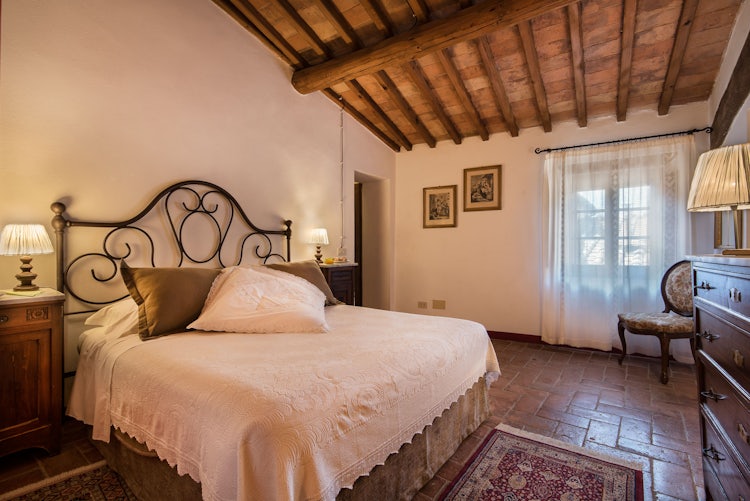 Unique romantic decor with spacious bedrooms at Casolare Libbiano
