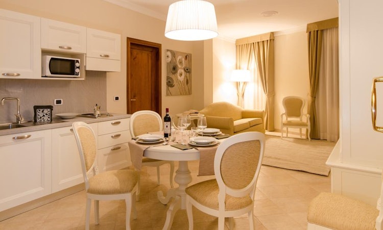 Kid-friendly Accommodations in Florence, Italy :: Family size bedrooms at Residenza Marchesi Pontenani