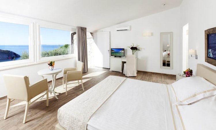 Hotel Torre di Cala Piccola: Rooms with a View