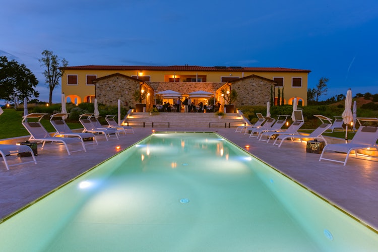 Poggio Mirabile: Twilight poolside, near the beaches of Tuscany
