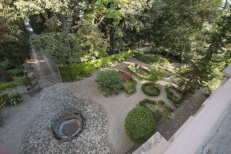 Stylized green garden surrounding holiday rental Villa Humborg in Tuscany