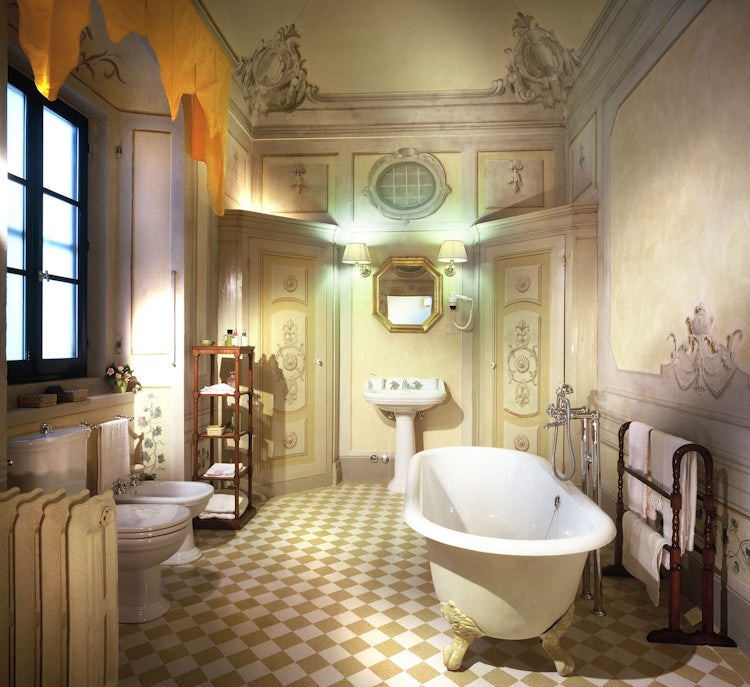 A dreamy bathroom with tub at Villa il Poggiale in San Casciano
