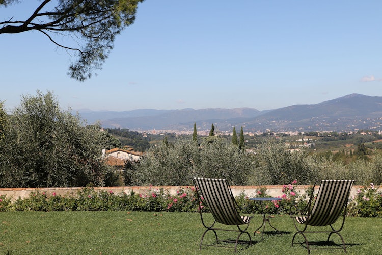 Il giardino ed il paesaggio che circonda Villa Medicea di Liliano