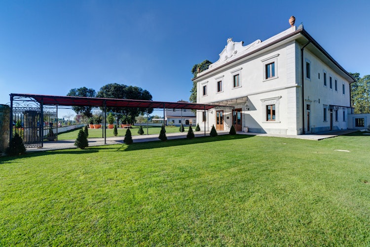 Medici villa rental with green garden near Florence