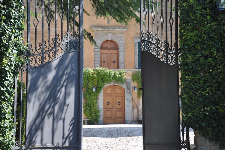 Front gate Villa Ulignano vacatin rental in Tuscany