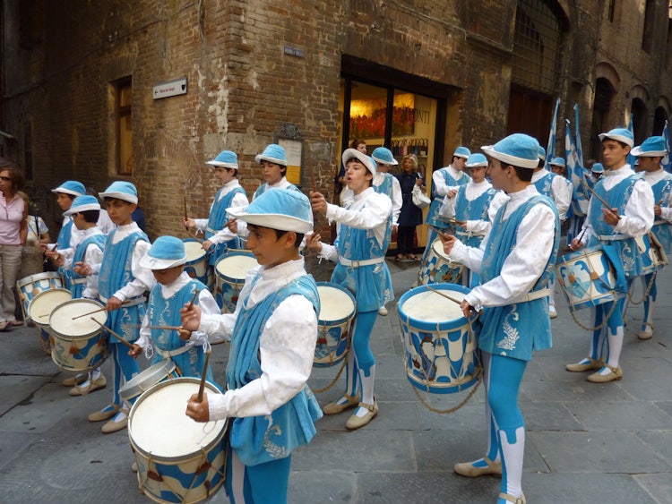 Enjoy the city lilfe in Siena and the colors of the Palio
