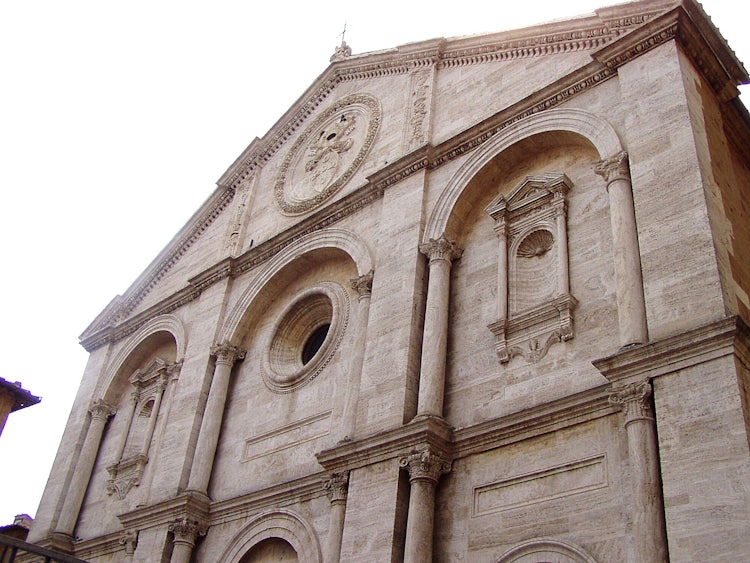 La facciata del Duomo a Pienza nel Val d'Orcia nella Toscana