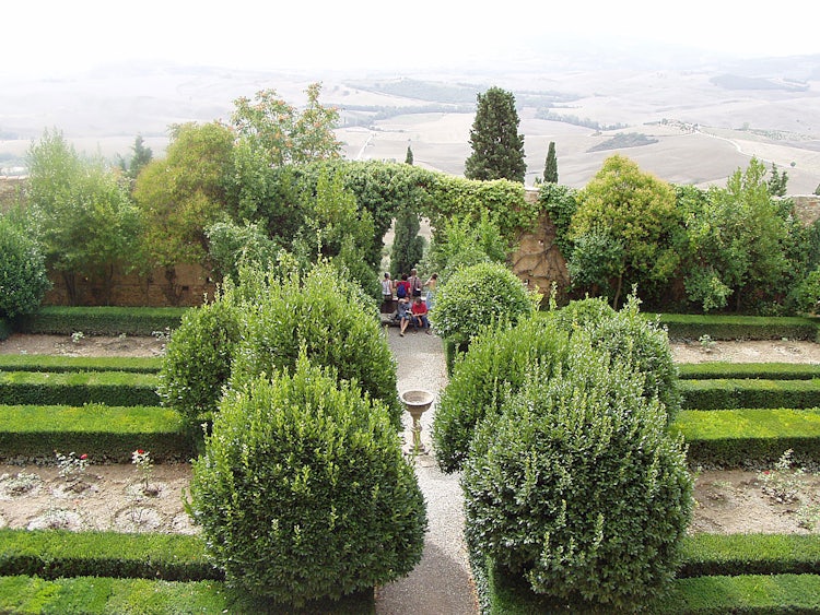 Giardini e panorama a Pienza nel Val d'Orcia nella Toscana
